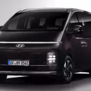 Электрический Hyundai Staria 2023 переднего вида