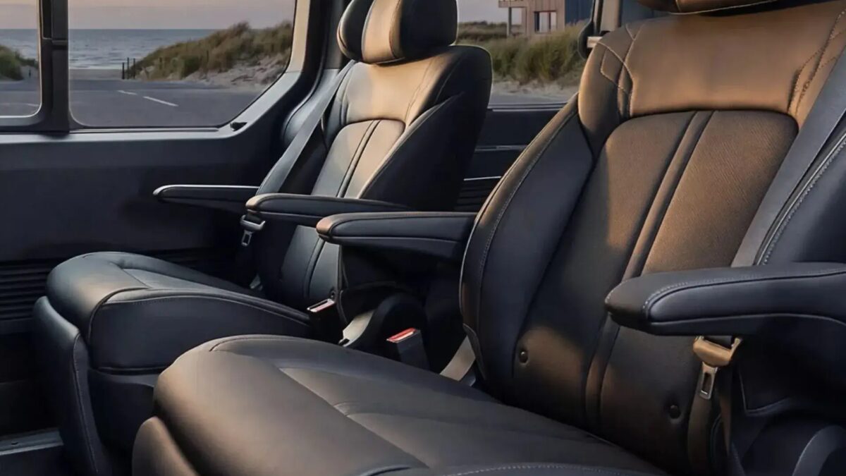 Интерьер Hyundai Staria Electric передняя часть салона