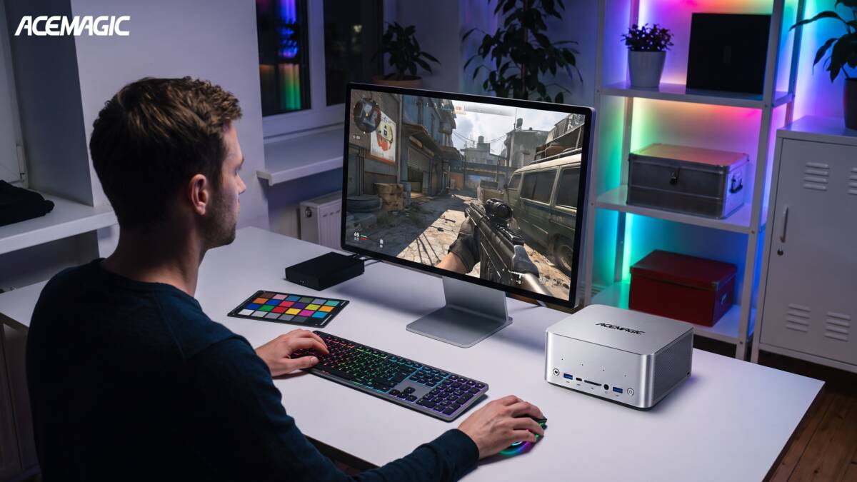 Игровой ПК Acemagic F9A за компьютером в комнате