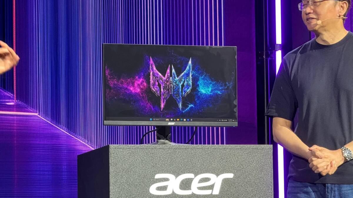 IFA 2026: Acer показала мониторы Nitro XV275X P с 5К и Predator XB253Q U1 с 1000 Гц 3 люди на презентации монитором Acer Nitro XV275X P