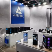 IFA 2026: Chieftec показала корпус Atlas для 4 видеокарт и новые БП 1 Корпус Chieftec Atlas для 4 видеокарт и БП в выставочном зале