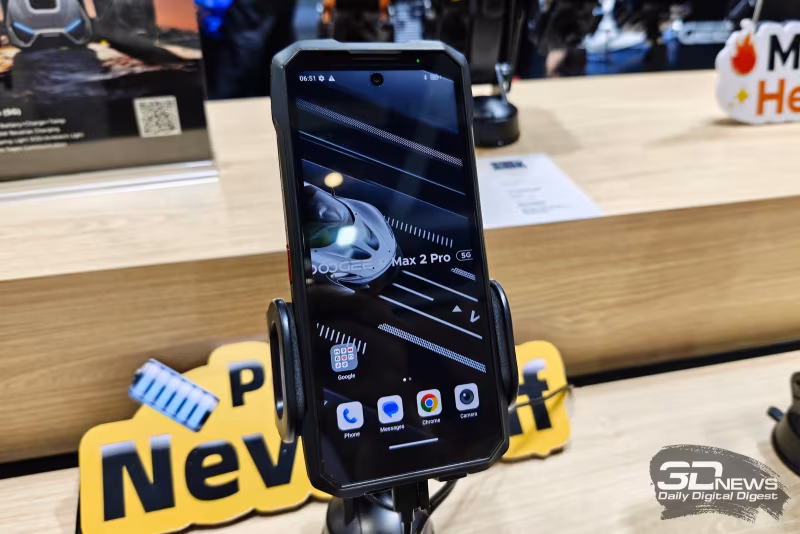 IFA 2026: Doogee привезла смартфон с ИИ-тепловизором и флагман с аккумулятором на 22 000 мА·ч 9 Смартфон Doogee Max 2 Pro на держателе в магазине