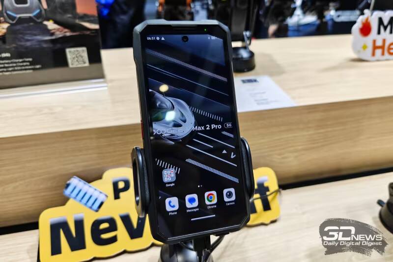 IFA 2026: Doogee привезла смартфон с ИИ-тепловизором и флагман с аккумулятором на 22 000 мА·ч 1 Смартфон Doogee Max 2 Pro на держателе в магазине