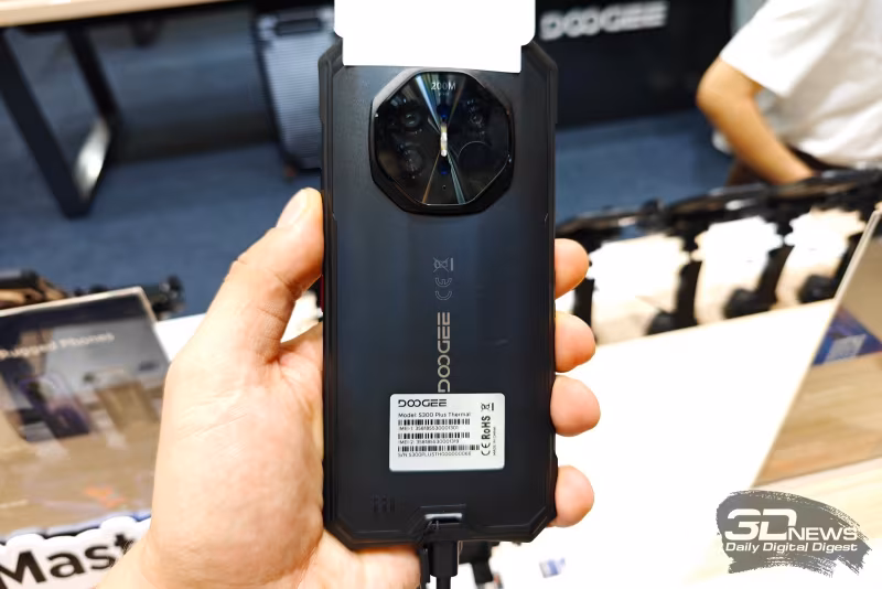 IFA 2026: Doogee привезла смартфон с ИИ-тепловизором и флагман с аккумулятором на 22 000 мА·ч 12 Мобильный телефон Doogee S98 Pro на выставке