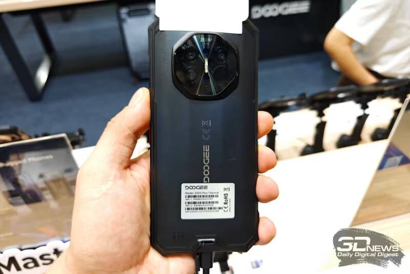 IFA 2026: Doogee привезла смартфон с ИИ-тепловизором и флагман с аккумулятором на 22 000 мА·ч 4 Мобильный телефон Doogee S98 Pro на выставке