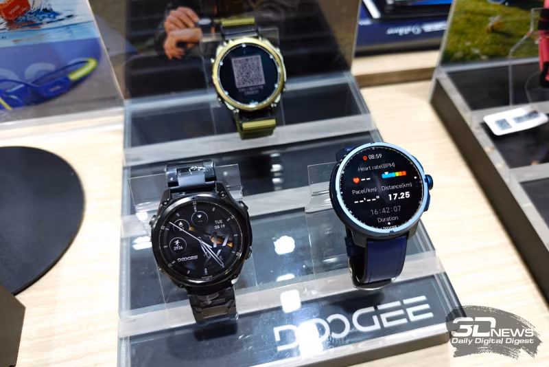 IFA 2026: Doogee привезла смартфон с ИИ-тепловизором и флагман с аккумулятором на 22 000 мА·ч 14 Два смартчаса Doogee на выставке в витрине