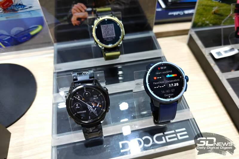 IFA 2026: Doogee привезла смартфон с ИИ-тепловизором и флагман с аккумулятором на 22 000 мА·ч 6 Два смартчаса Doogee на выставке в витрине