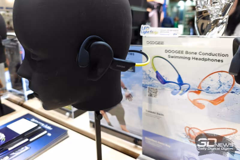IFA 2026: Doogee привезла смартфон с ИИ-тепловизором и флагман с аккумулятором на 22 000 мА·ч 15 Наушники DOOGEE Bone Conduction Swimming Headphones на макете головы