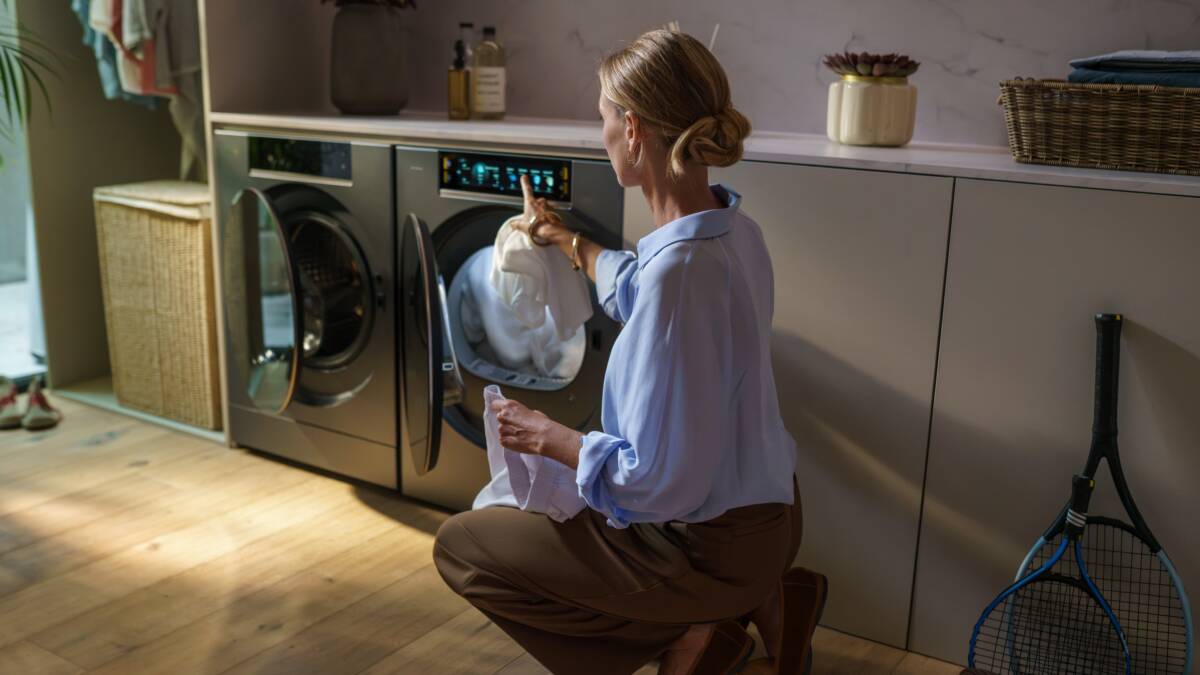 Женщина заряжается для стирки на Haier умный дом