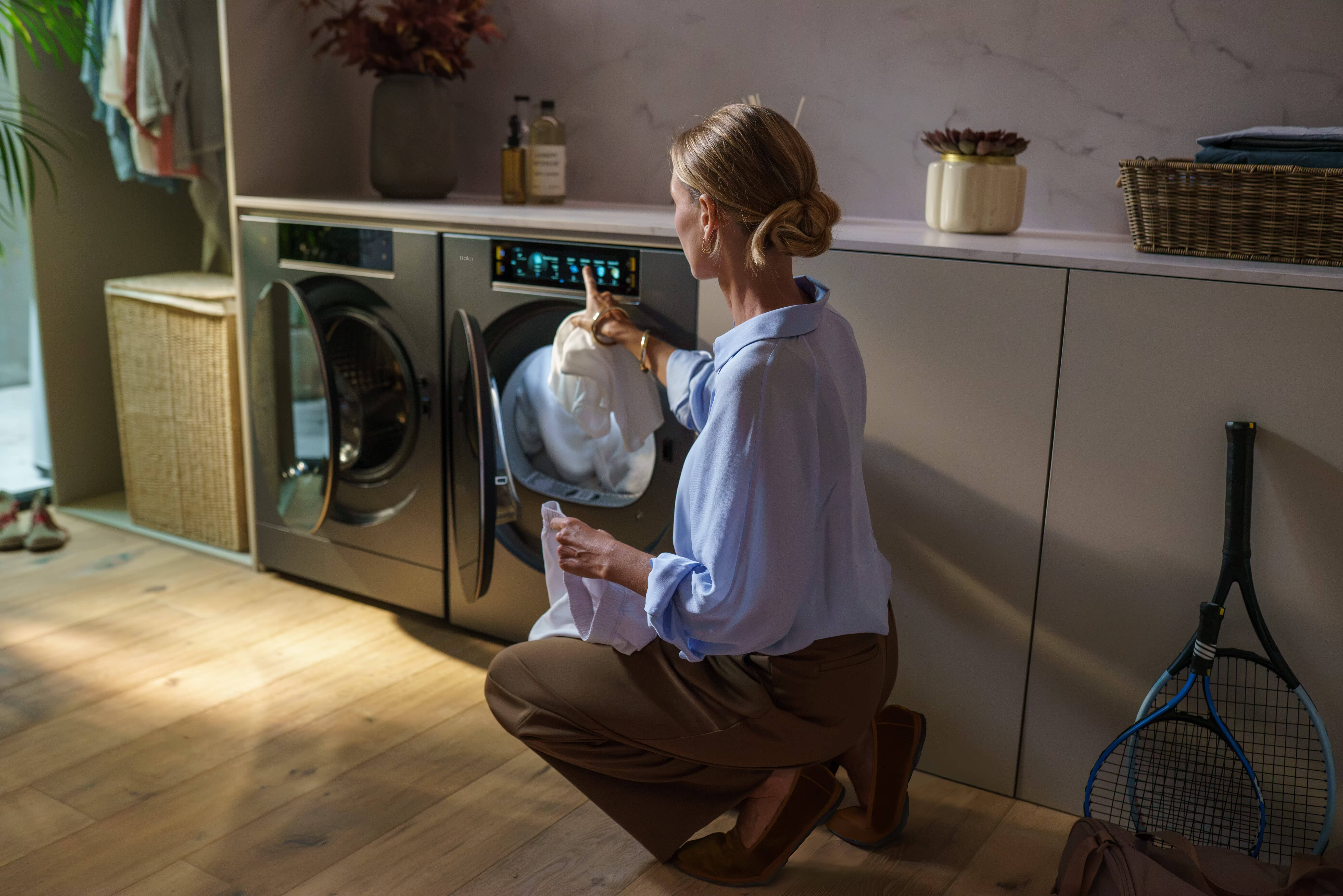IFA 2026: Haier показала умный дом, где ИИ взялся за стирку и готовку 1 Женщина заряжается для стирки на Haier умный дом
