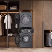 Умная стиральная машина Haier с открытым люком и интерфейсом