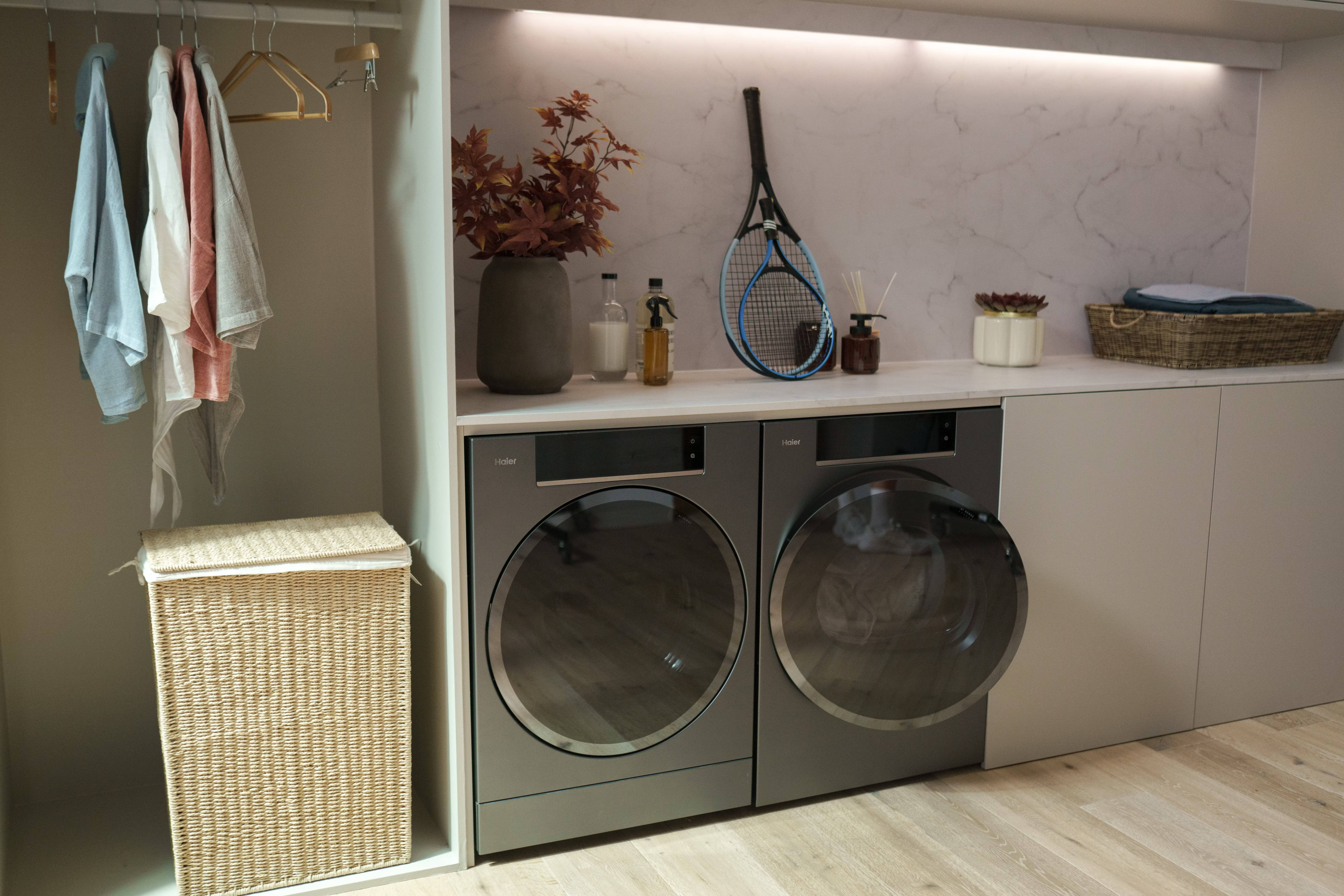 IFA 2026: Haier показала умный дом, где ИИ взялся за стирку и готовку 2 стиральные машины Haier и корзина с постельным бельём