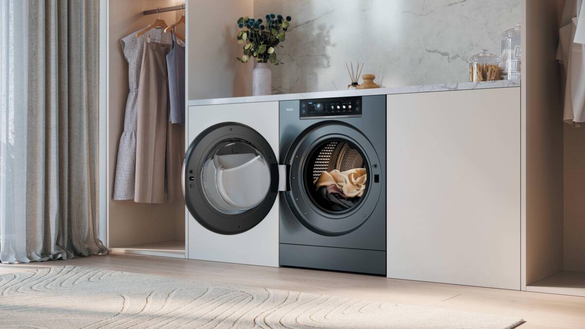 стиральная машина Haier в комнате с тканями и ковром