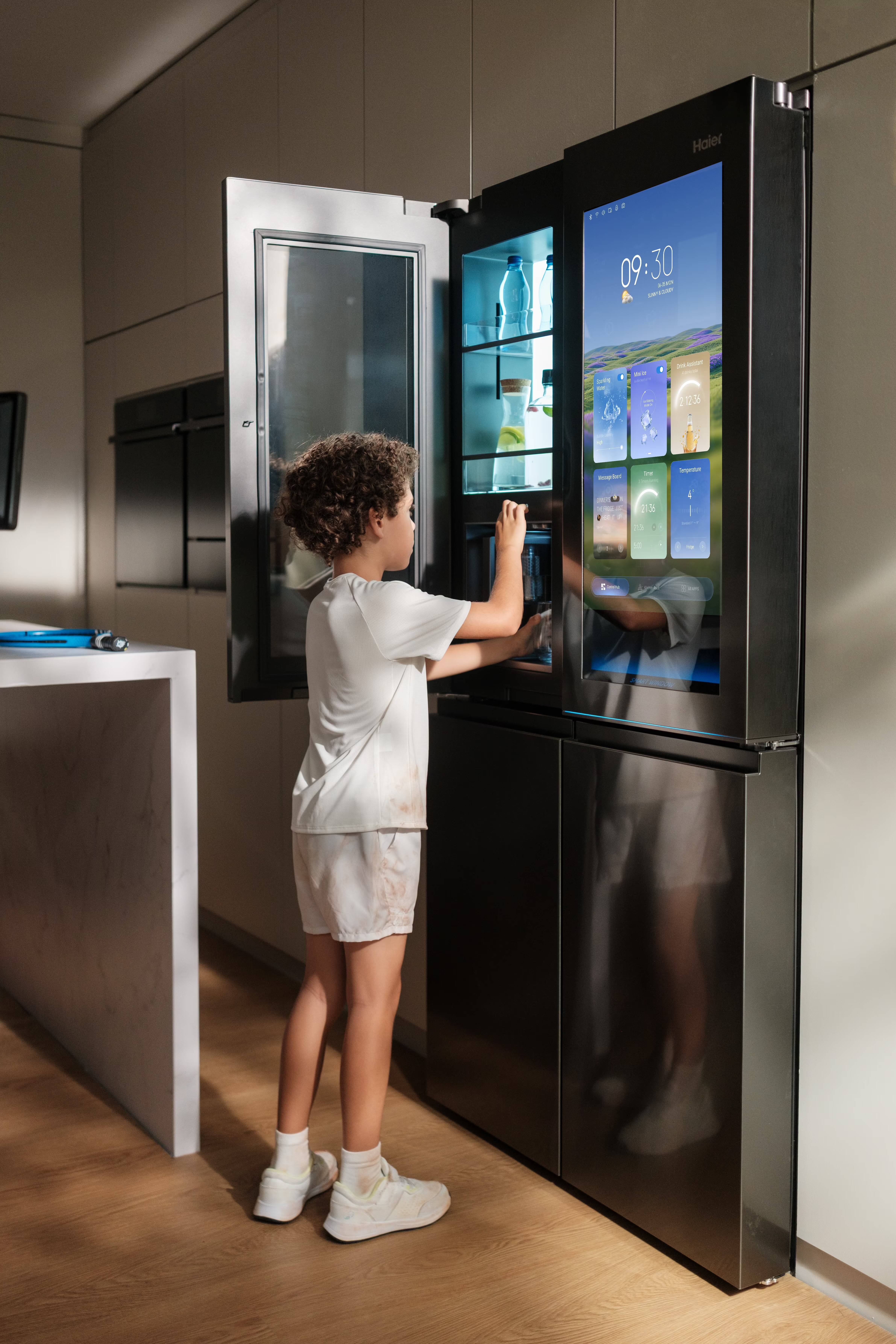 IFA 2026: Haier показала умный дом, где ИИ взялся за стирку и готовку 4 Ребенок использует холодильник Haier с сенсорным экраном