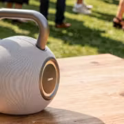 Bluetooth-колонка Lenco Orbita-360 в форме гири на деревянном столе
