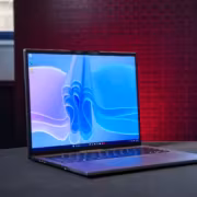 ноутбук Lenovo ThinkBook Project Swan частично раздвинут экран