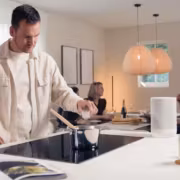 IFA 2026: LG покажет ThinQ Claw и Homey для управления AI Home 16 человек готовит на кухне с умным устройством LG ThinQ Claw
