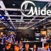 IFA 2026: Midea показала умный дом с ИИ, роботов и энергоэффективную технику 1 Выставочный стенд Midea с роботами и умной техникой