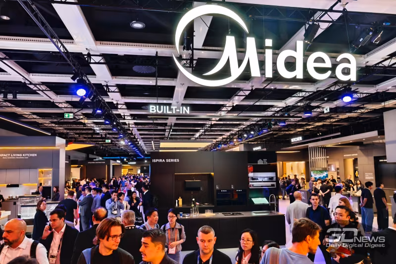 Выставочный стенд Midea с роботами и умной техникой