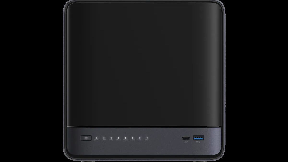 Миникомпьютер Minisforum на черном корпусе с портами USB