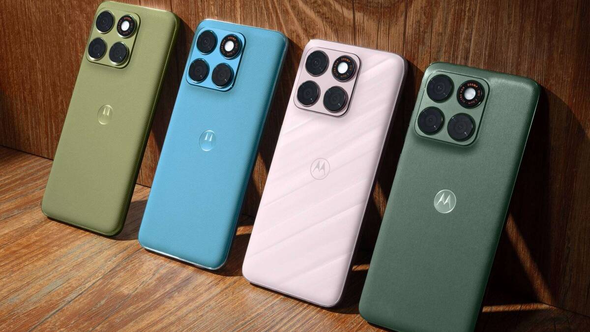 IFA 2026: Motorola показала Edge 70 Plus, Watch Ultra и Razr 70 с кристаллами Swarovski 3 Четыре смартфона Motorola Edge 70 Plus на деревянной поверхности