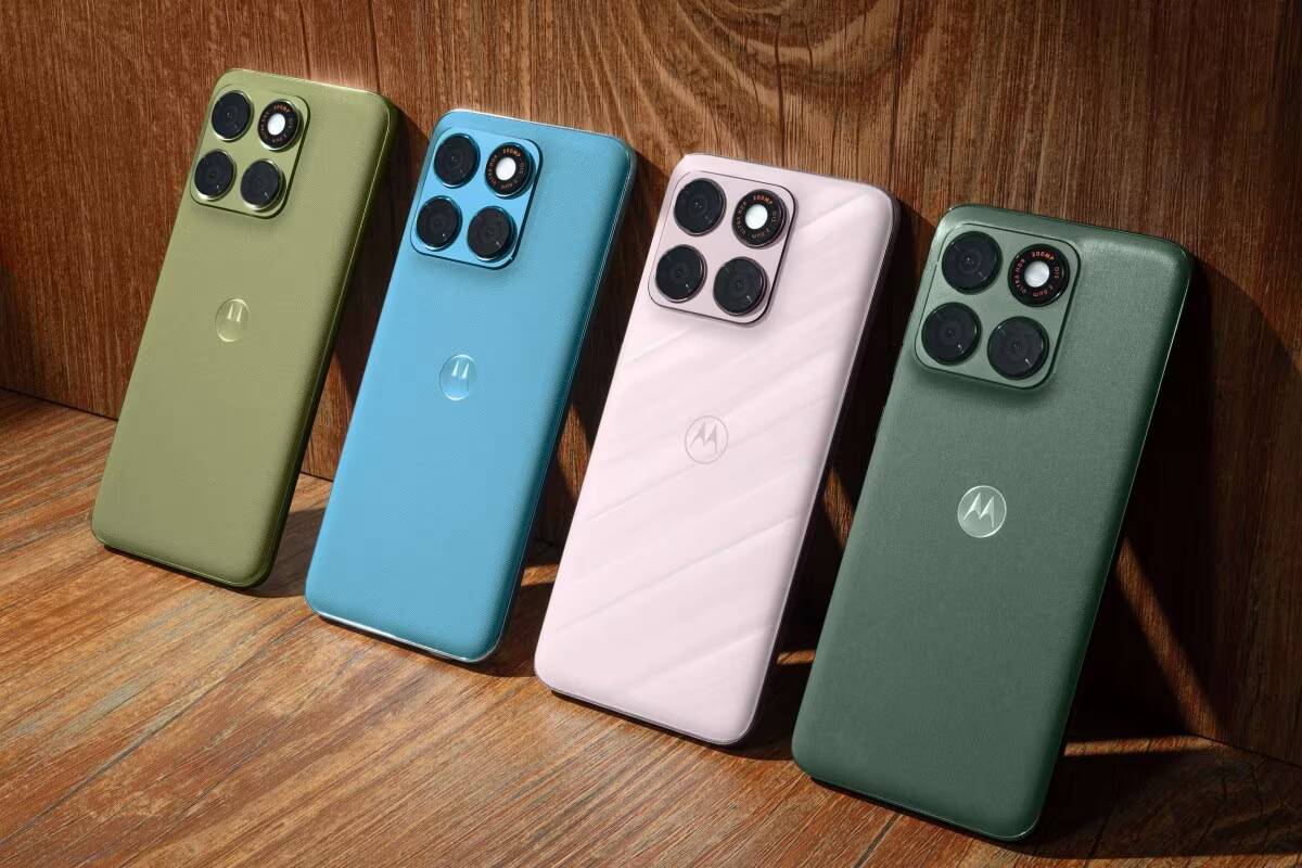 Четыре смартфона Motorola Edge 70 Plus на деревянной поверхности