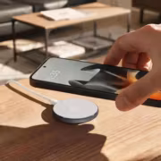 Магнитная беспроводная зарядка Motorola Moto Snap на деревянной поверхности