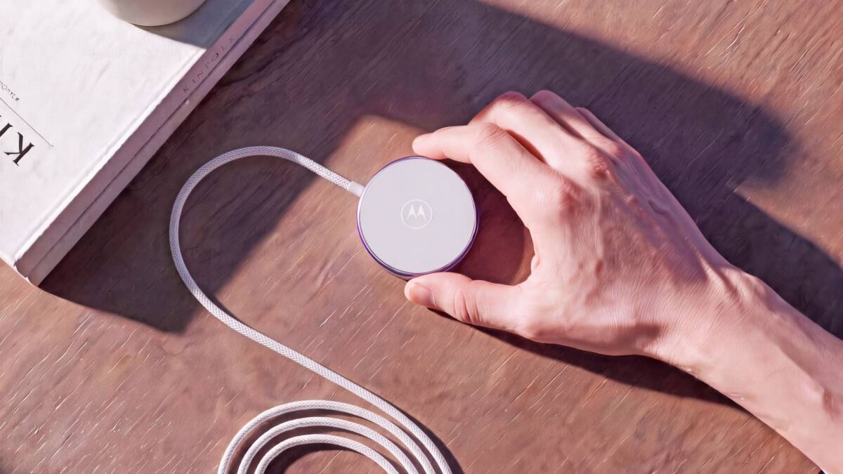 IFA 2026: Motorola показала Moto Snap — магнитную беспроводную зарядку до 30 Вт 5 Магнитная беспроводная зарядка Motorola Moto Snap на деревянной поверхности
