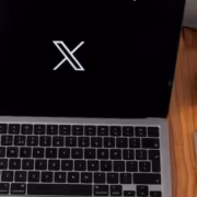 IFA 2026: наушники Neo превратились в колонку и собрали $154 113 на Kickstarter 2 Ноутбук Apple MacBook и смартфон на столе
