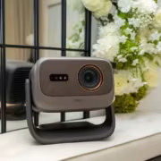 IFA 2026: TCL покажет AI Inspired Life и новый мир NXTHOME 3 Камера TCL AI Inspired Life и цветы на столе