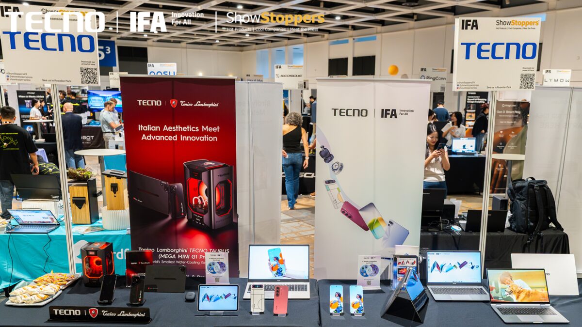 Столы с ноутбуками смартфонами планшетами и рекламными баннерами TECNO ИFA 2026