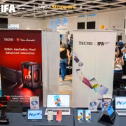 IFA 2026: TECNO показала новые MEGABOOK и смартфоны с концептом без рамок 2 Столы с ноутбуками смартфонами планшетами и рекламными баннерами TECNO ИFA 2026