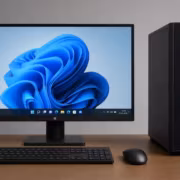IFA 2026: Windows 11 будет хорошо работать даже на 8 ГБ ОЗУ 1 Настольный компьютер с монитором Windows 11 клавиатурой мышью