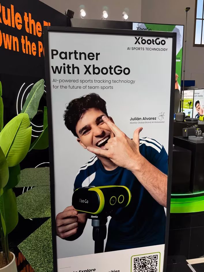 IFA 2026: XbotGo показала камеру Falcon для футбольных матчей 3 Парень держит камеру Falcon XbotGo на руках