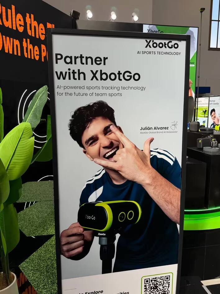 Парень держит камеру Falcon XbotGo на руках