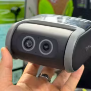 IFA 2026: XbotGo показала камеру Falcon для футбольных матчей 2 Камера Falcon для футбольных матчей XbotGo на руке человека