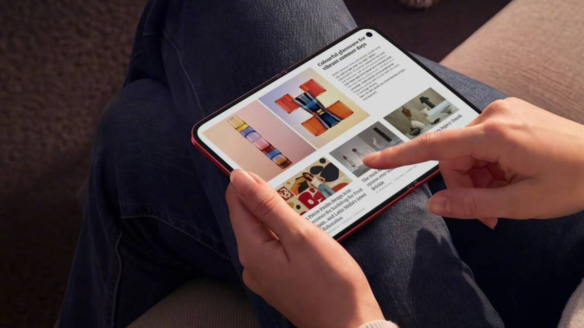 Человек держит смартфон Xiaomi 18 Fold