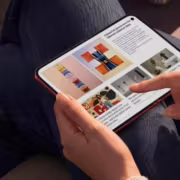 Человек держит смартфон Xiaomi 18 Fold