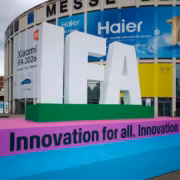 Выставочный стенд IFA 2026 с логотипом Xiaomi Dyson и Haier