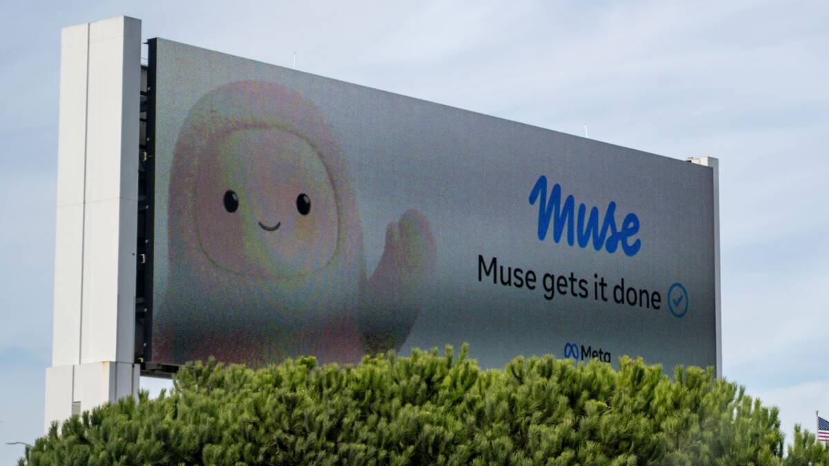 Билборд с улыбающимся смайликом и логотипом Meta Muse