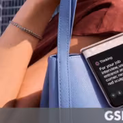 ИИ-ассистент Qira появится на смартфонах Motorola с Android 17 7 Смартфон Samsung Galaxy Fold с уведомлением от ИИ-ассистента Qira