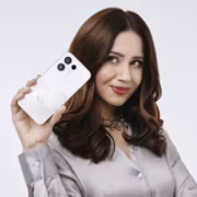 Олеся Иванченко стала амбассадором Oppo Reno 16 2 Олеся Иванченко держит смартфон Oppo Reno 16 в руке
