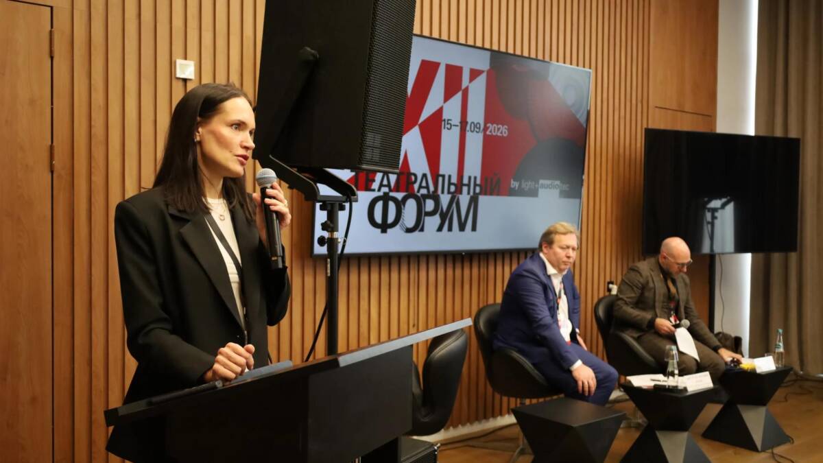 Женщина держит микрофон ЭХО на конференции