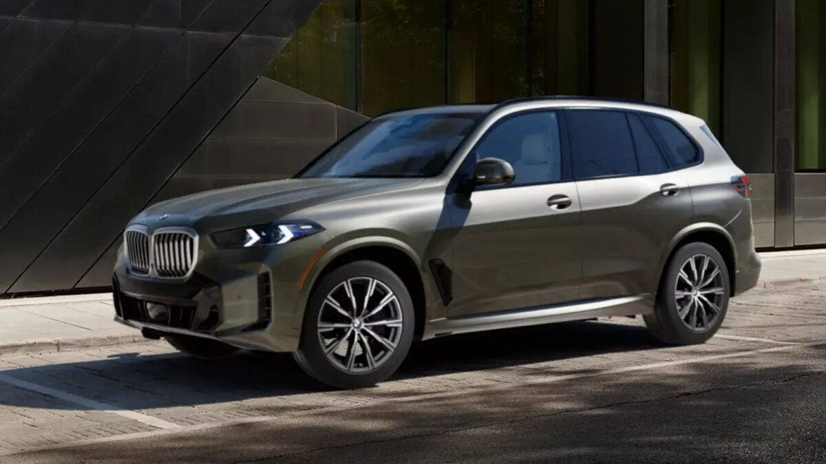 Новых BMW в Россию ввезли на 17,5% больше, подержанных — почти вдвое меньше 3 Новая BMW X1, черный цвет, припаркована на улице