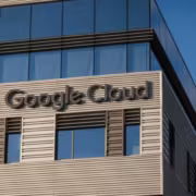Инженер Google отключил кабели и оставил Google Cloud без доступа на 4 часа 2 Здание Google Cloud с логотипом на фасаде