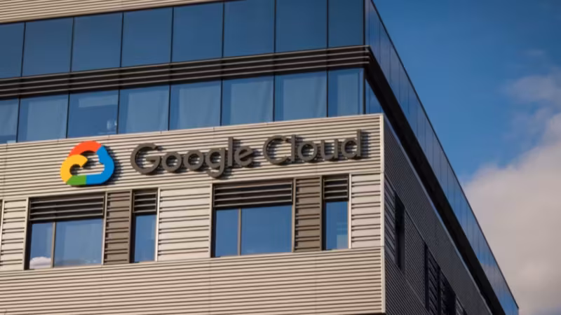 Здание Google Cloud с логотипом на фасаде
