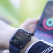 iOS 27 добавит GymKit на iPhone и AirPods Pro 3 1 Умные часы, экран, интерфейс, показ активности, параметры фитнеса