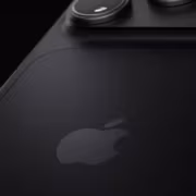 iPhone 18 Pro Max в США получил модем Qualcomm вместо Apple C2 1 Черная задняя панель iPhone 18 Pro Max с модулем камеры