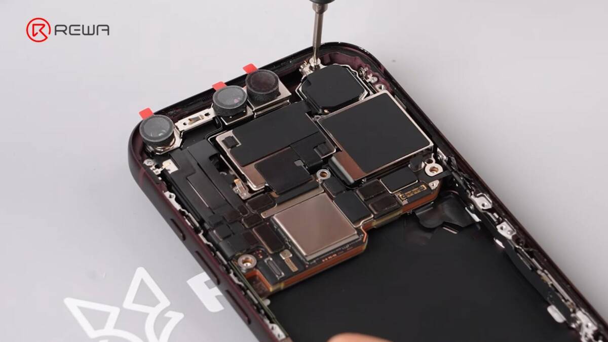 iPhone 18 Pro не прожил и дня: новый флагман Apple уже полностью разобрали