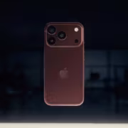 Apple представила iPhone 18 Pro и iPhone 18 Pro Max: новый цвет, изменяемая диафрагма и умная Siri 1 iPhone 18 Pro и iPhone 18 Pro Max на черном фоне